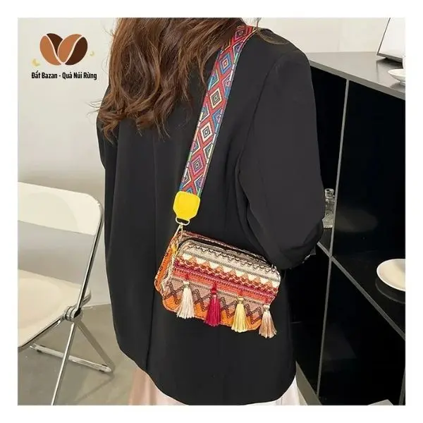 Chất Liệu Thổ Cẩm Bền Bỉ, Đậm Chất Văn Hóa