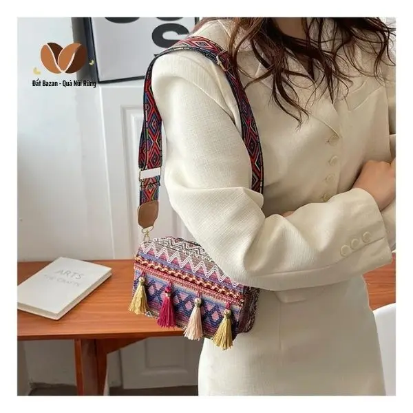 Đặc điểm Túi Đeo Chéo Xinh Thổ Cẩm